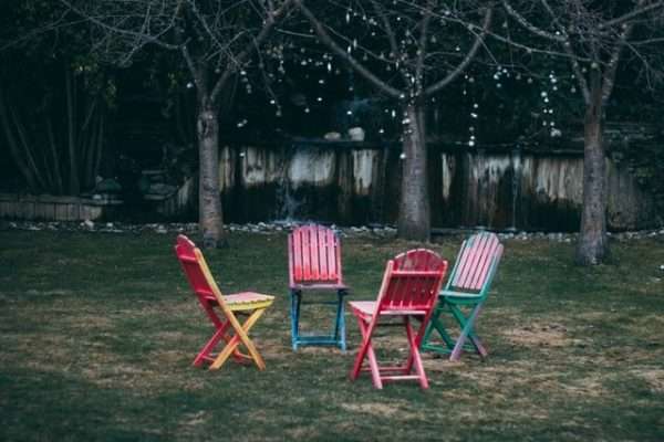 old-DIY-outdoor-chairs-in-different-colors